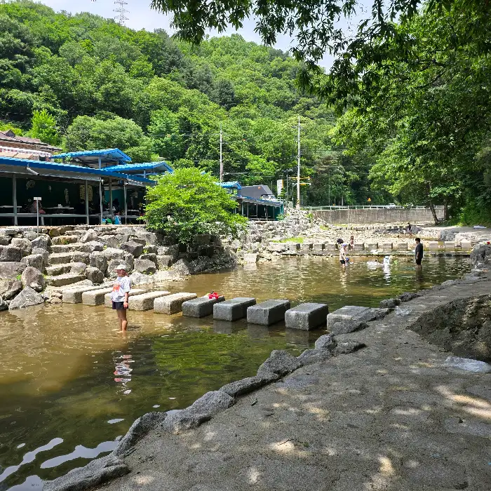 탑동길손식당 내부와 야외석 모습
