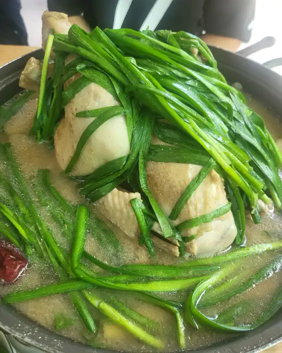 푸짐하게 담긴 오리백숙