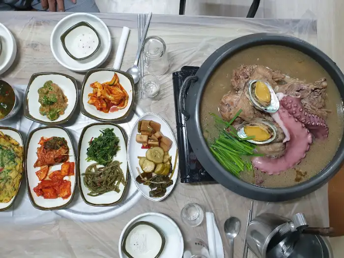 테이블에 세팅된 다양한 반찬과 메인 요리
