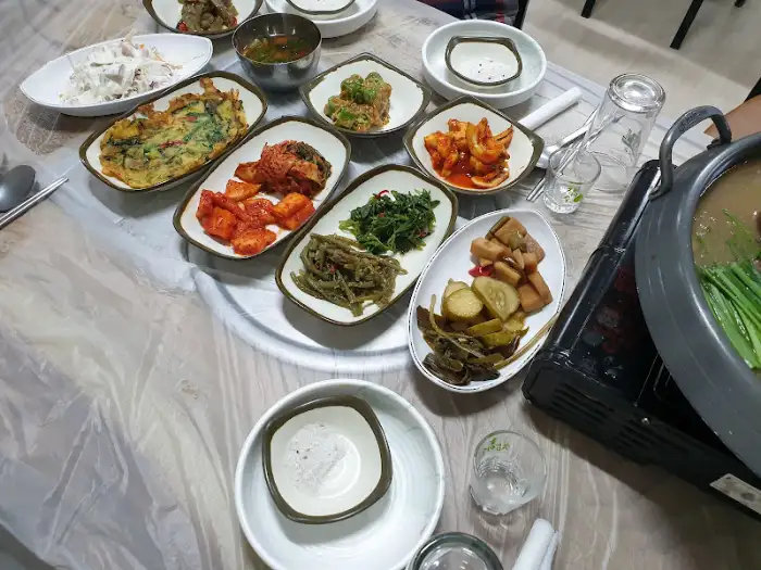 식탁에 놓인 여러 가지 반찬들