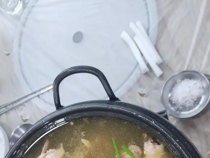 오리백숙 솥의 윗부분과 국물