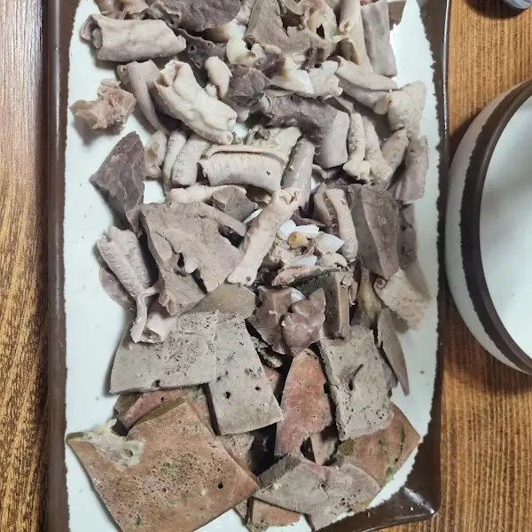 다양한 부위의 내장 수육
