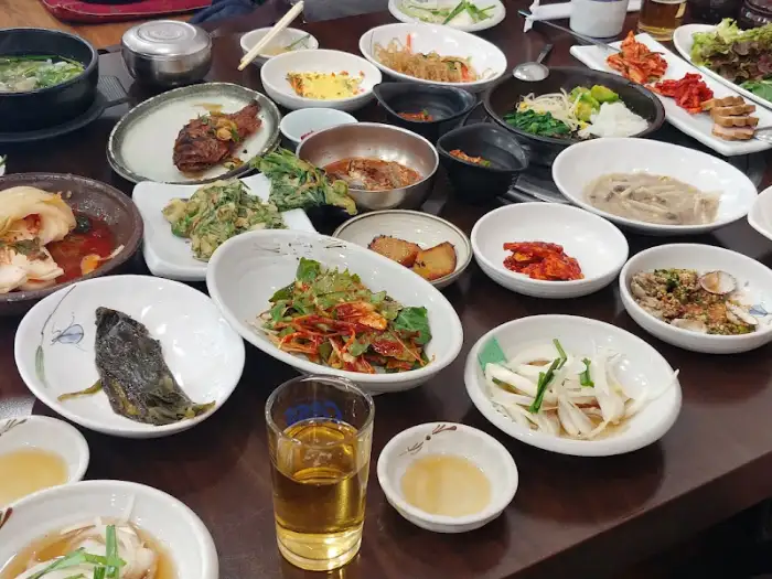 다양한 반찬과 메인 요리로 가득 찬 식탁