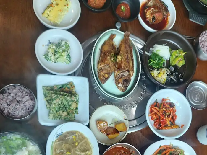 통으로 구워져 나온 생선 요리와 다양한 한식 반찬