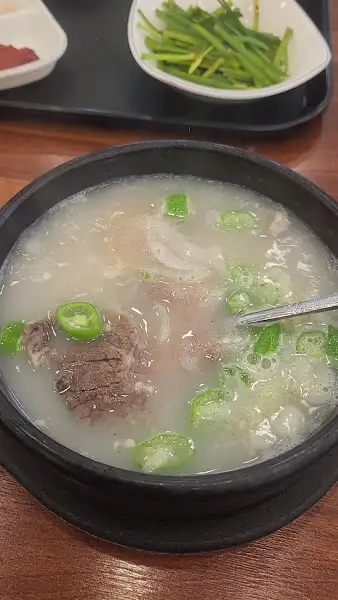 국물과 건더기가 보이는 돼지국밥 클로즈업