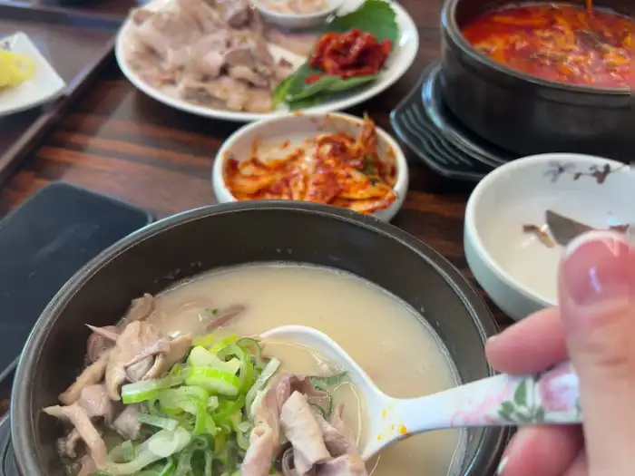 뽀얀 국물의 국밥