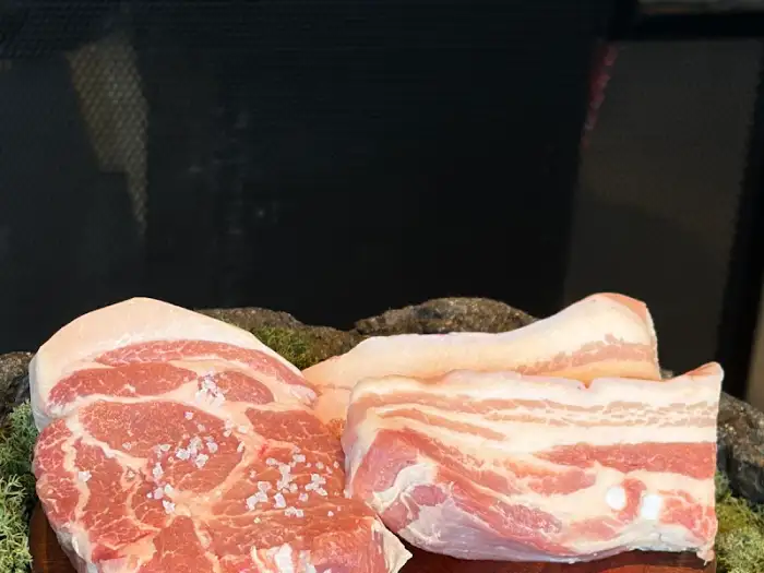마블링이 살아있는 제주 흑돼지 부위