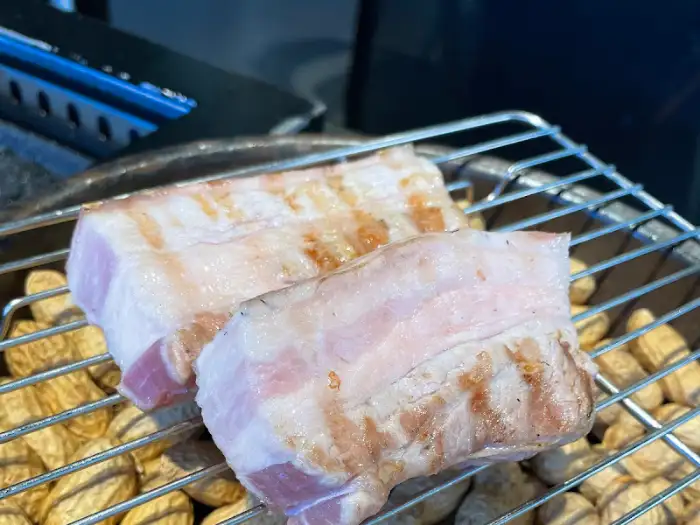 그릴 위에서 맛있게 익어가는 흑돼지