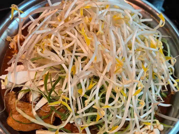 푸짐하게 담긴 등갈비찜 위로 콩나물이 가득 덮여 있는 모습