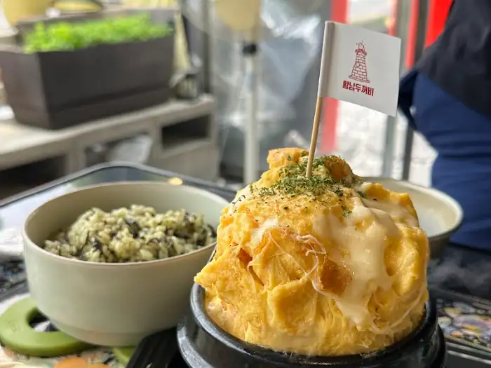왕릉계란찜 위에 꽂힌 깃발과 함께 찍은 모습