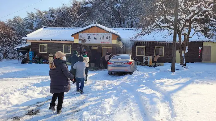 눈 덮인 식당 외관