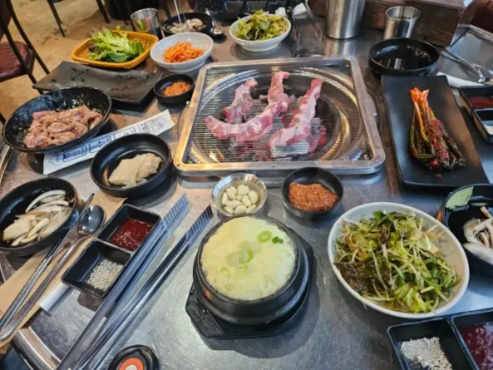 테이블에 차려진 음식들