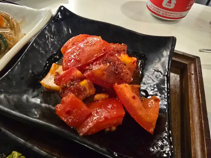 치즈가 녹아내린 토마토장 삼겹살 조각