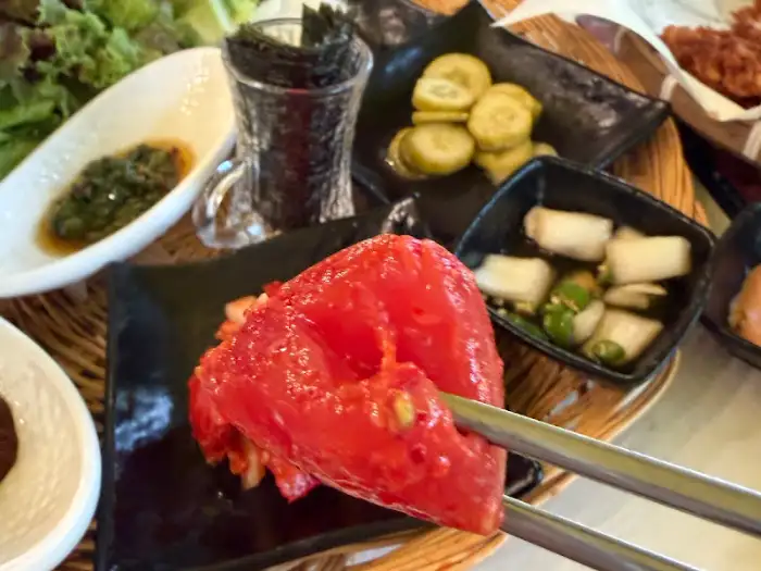 다양한 밑반찬과 함께 나온 토마토장 삼겹살