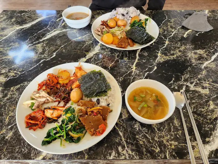 다양한 반찬이 차려진 식사