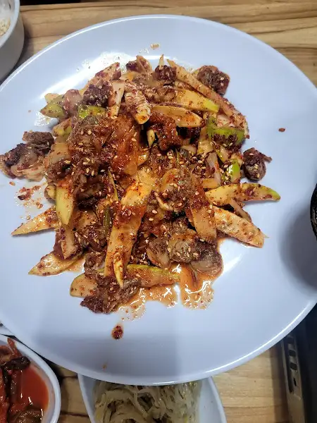 매콤한 양념의 볶음 요리