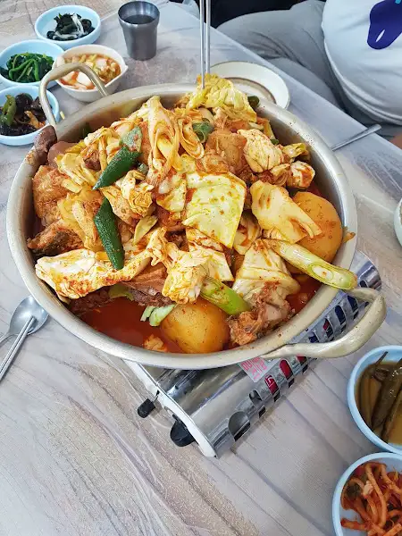 푸짐하게 끓고 있는 찌개
