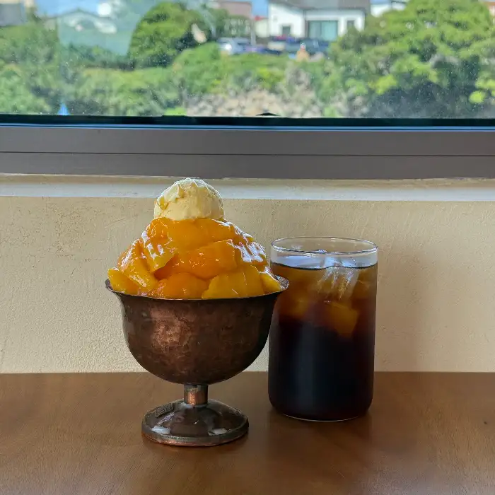 오션뷰와 함께 놓인 애플망고빙수와 음료