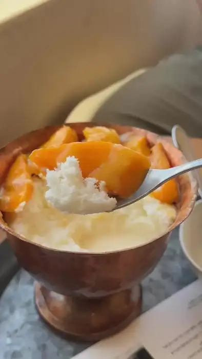 숟가락으로 떠 올린 애플망고빙수의 단면