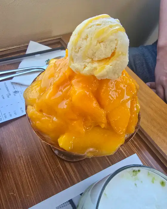 애플망고빙수 위에 아이스크림이 올라간 모습