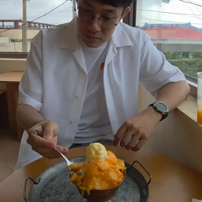 카페 안에서 빙수를 먹고 있는 모습