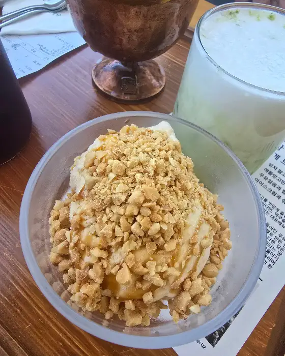 땅콩 아이스크림이 담긴 작은 그릇