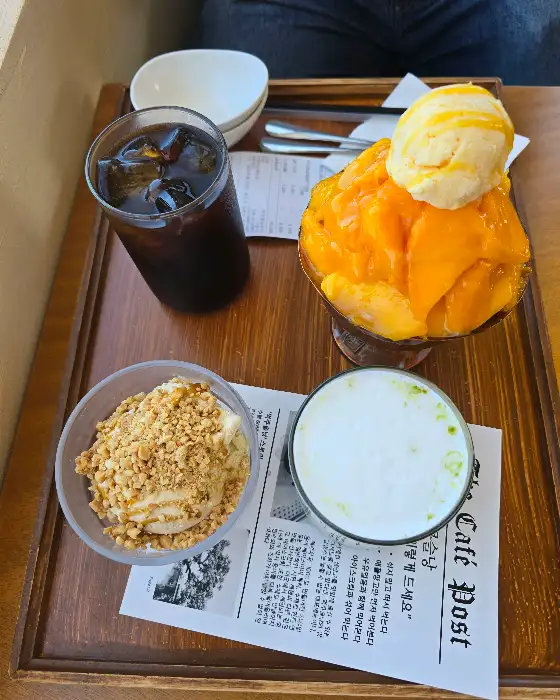 테이블 위에 놓인 빙수, 음료, 아이스크림