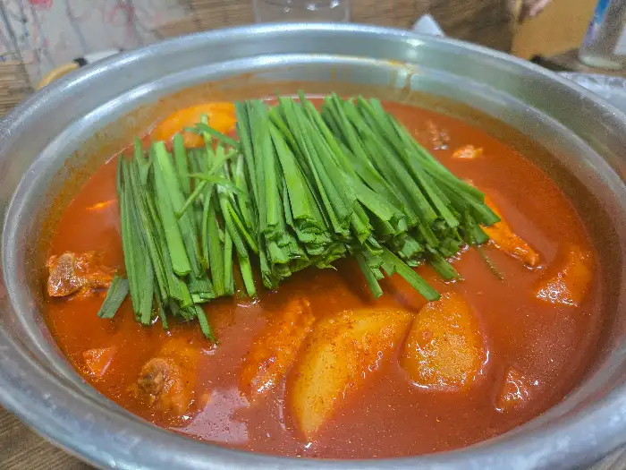 닭볶음탕 속의 두툼한 감자와 닭고기가 보이는 모습