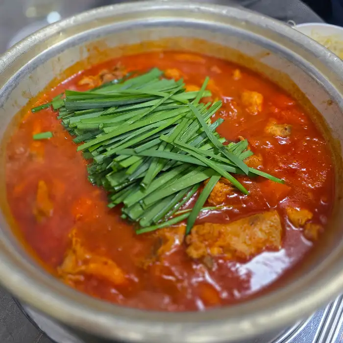 닭볶음탕에 푸짐한 닭 조각들이 보이는 모습