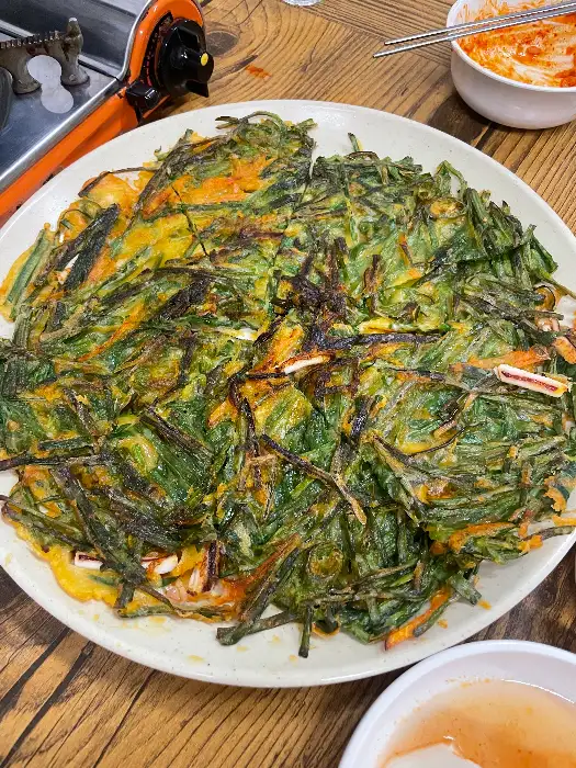 노릇하게 부쳐진 부추전이 플레이트에 담겨 있는 모습