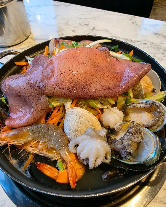 해물칼국수에 들어간 신선한 해산물 상세컷