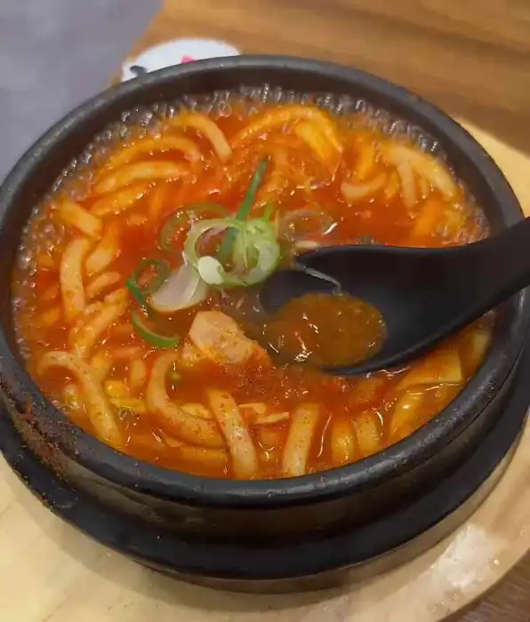 얼큰한 국물에 우동면과 안심카츠가 어우러진 나베