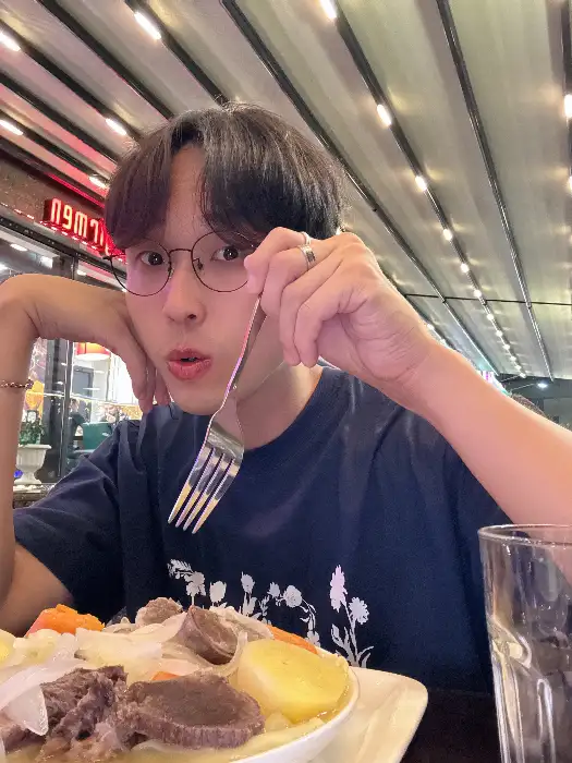 데이트 중인 젊은 커플의 모습