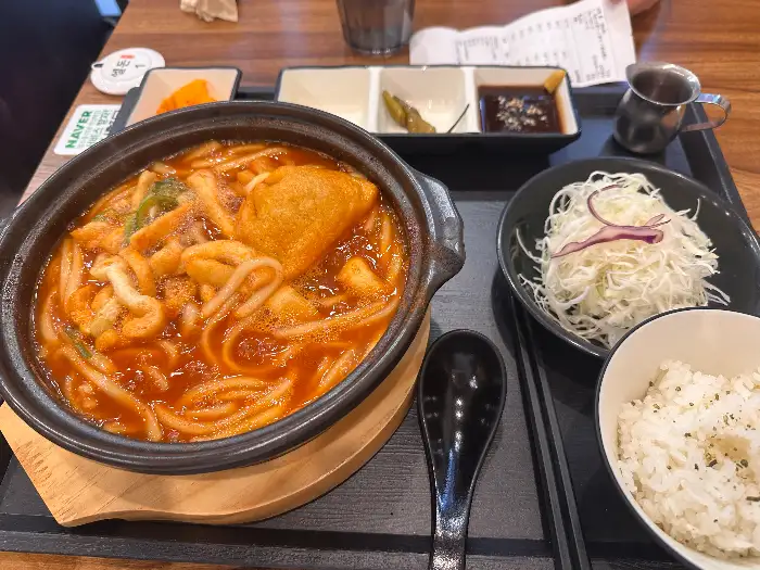 돈까스 정식과 밥, 샐러드, 국물이 함께 나온 모습