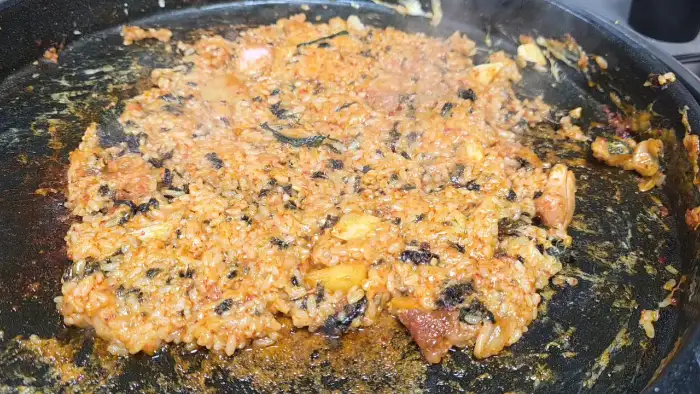 철판에 볶아진 밥이 군데군데 눌어붙어 맛있게 보입니다.