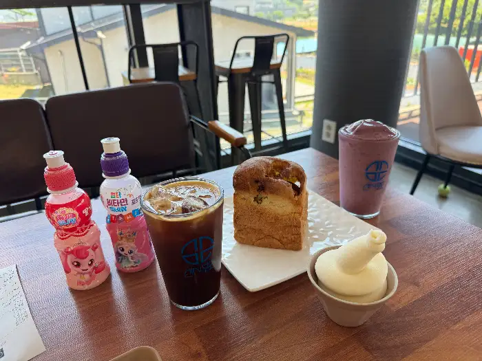 카페 내부 테이블에 놓인 커피, 빵, 음료들