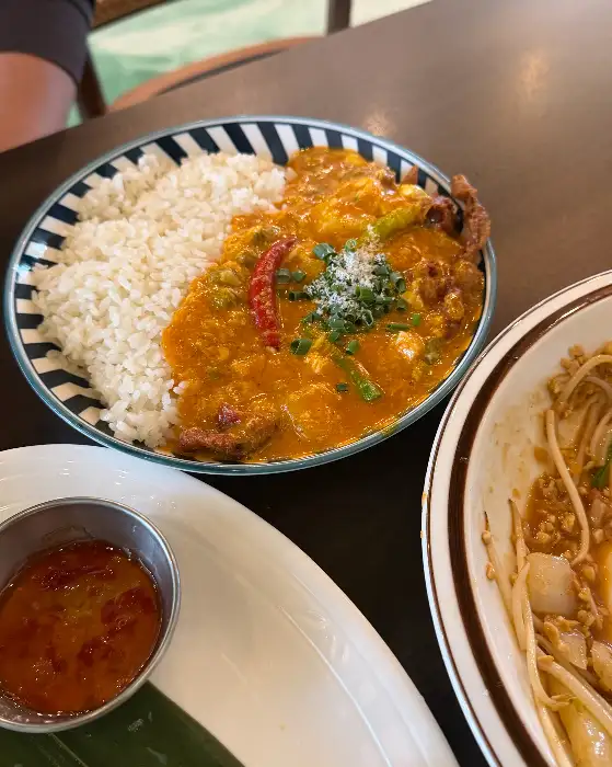 파이뎅 운서점 내부와 테이블 세팅 사진