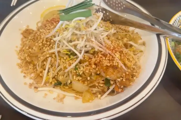 푸짐한 갈빗대가 올라간 쌀국수 클로즈업 사진