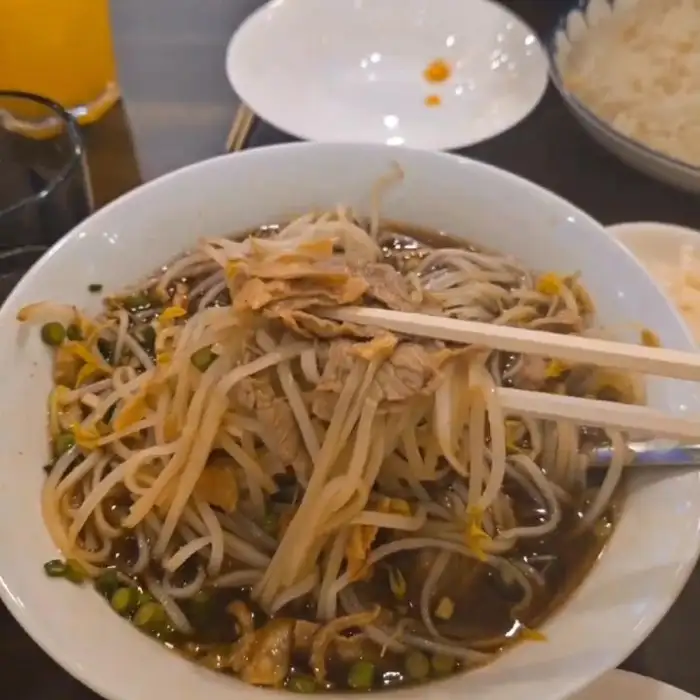 다양한 태국 음식이 테이블에 차려진 모습. 푸짐하고 먹음직스럽습니다.