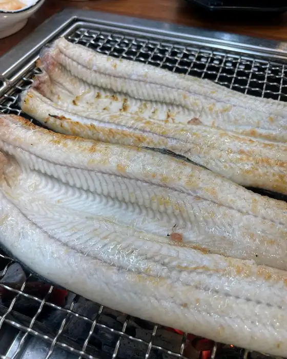 숯불 위에서 구워지고 있는 장어 소금구이