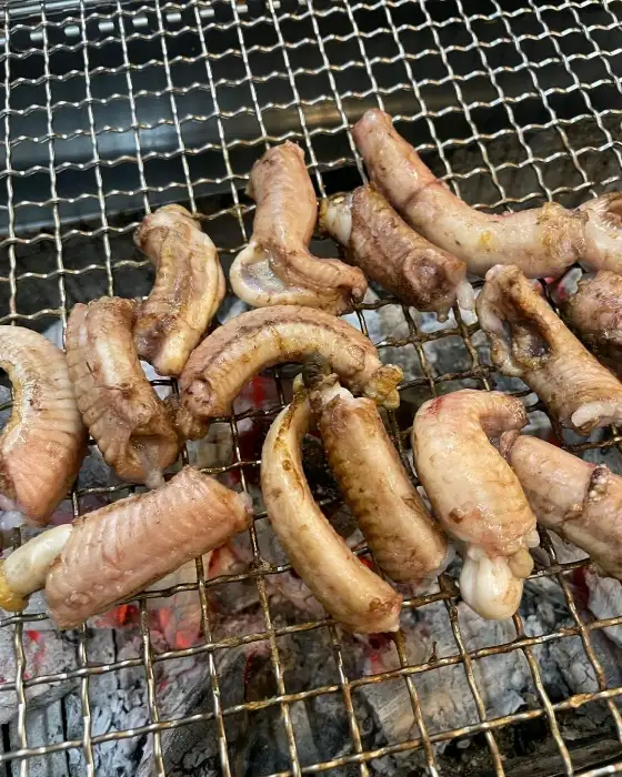 숯불 위에서 구워지고 있는 꼼장어 요리