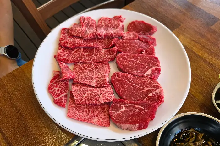 신선한 한우 모듬이 접시에 담겨 준비된 모습