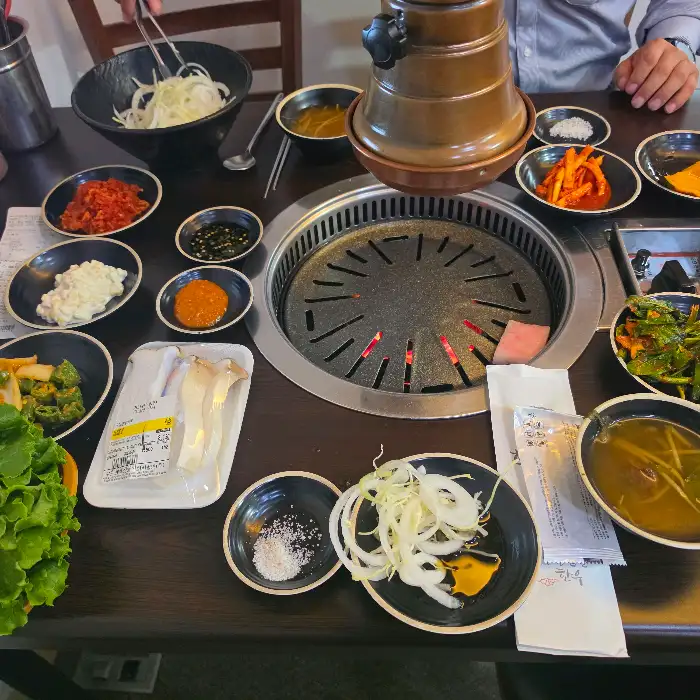 한우와 함께 준비된 쌈 채소, 쌈장, 마늘 등 밑반찬