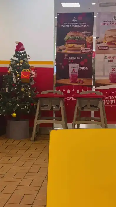 크리스마스 장식이 된 맥도날드 매장 내부