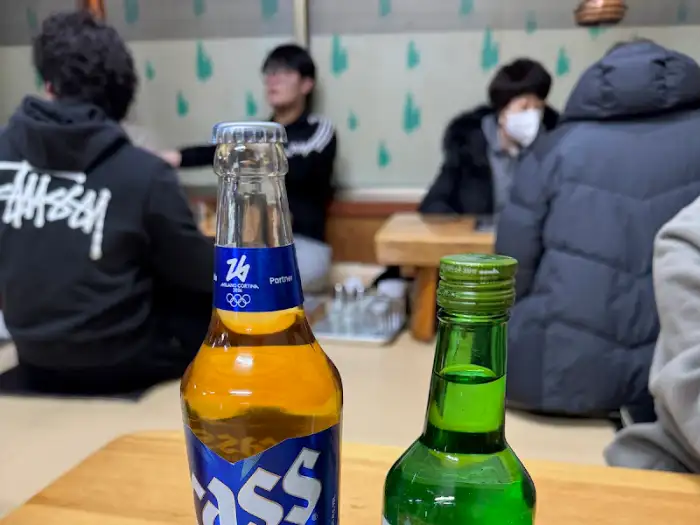 테이블에 놓인 술병들