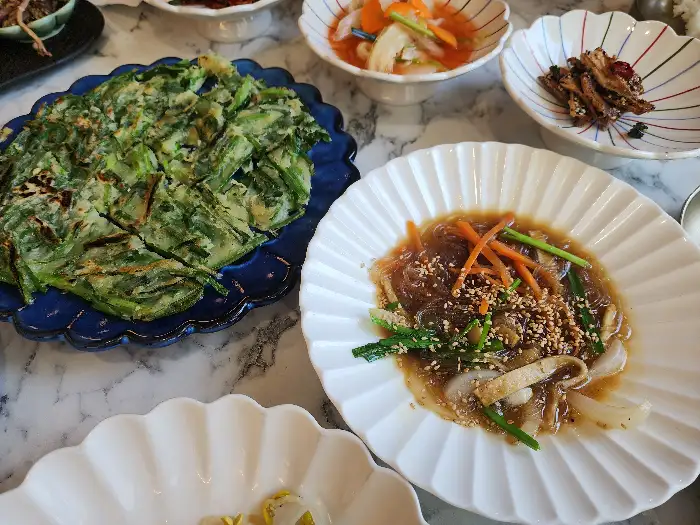 우리순두부시월 비와막걸리 범어본점의 전과 다양한 밑반찬