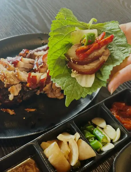 족발상회 쌈 싸먹는 모습