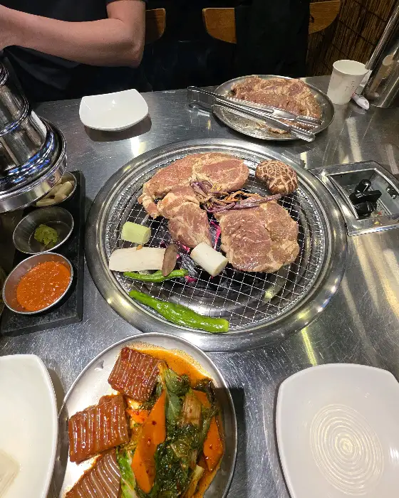 숯불 위 고기 구이