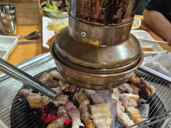 숯불 위에서 익어가는 오겹살