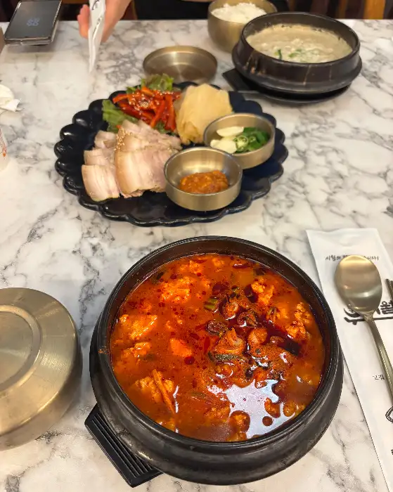 우리순두부시월 비와막걸리 범어본점의 수육 삼합 구성